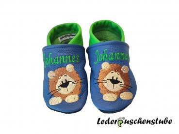 Lederpuschen jeansblau-mittelgrün mit Namen beiderseits Spann (mittelgrün) und beiderseits Löwe Leo